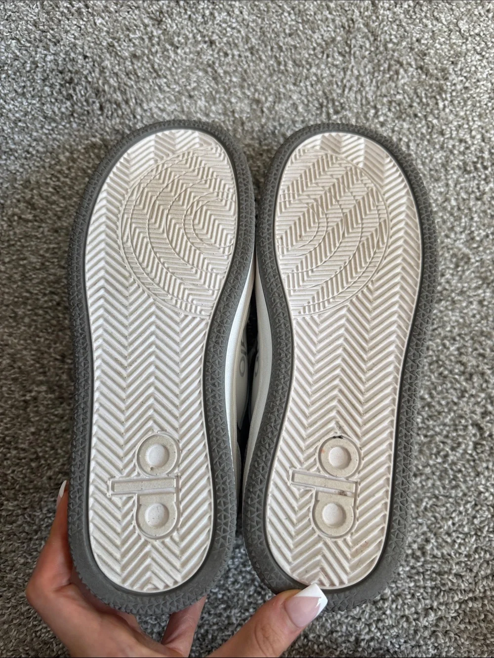ALO Recovery Mode Sneaker in Grey / White - 8.5